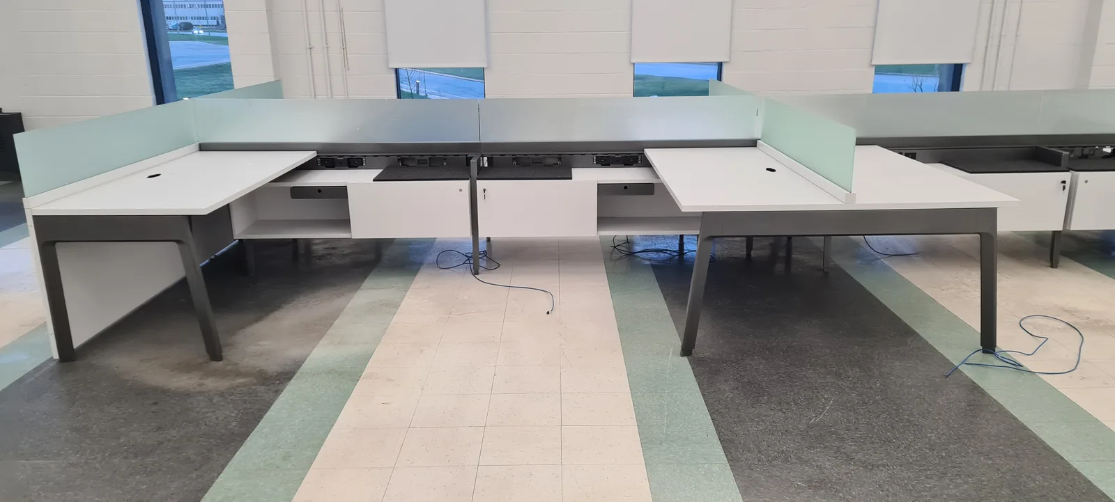 Bureaux partagés avec cloisons et caissons de rangement