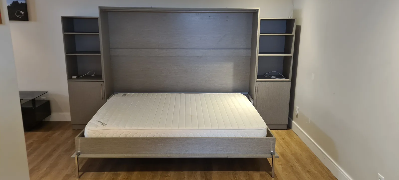 Lit escamotable ouvert avec rangements latéraux